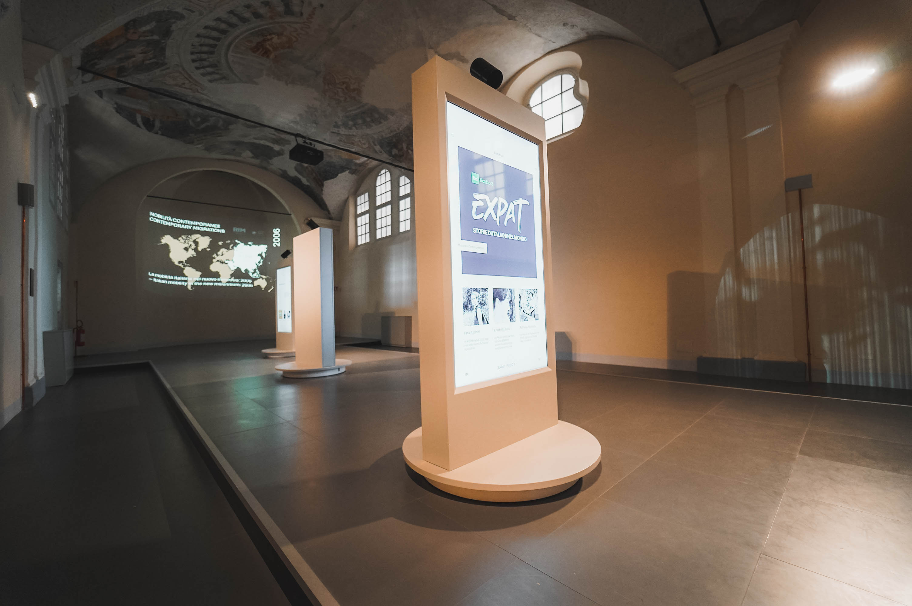 Vue des panneaux interactifs dans la zone du musée dédiée aux migrations internes et contemporaines 