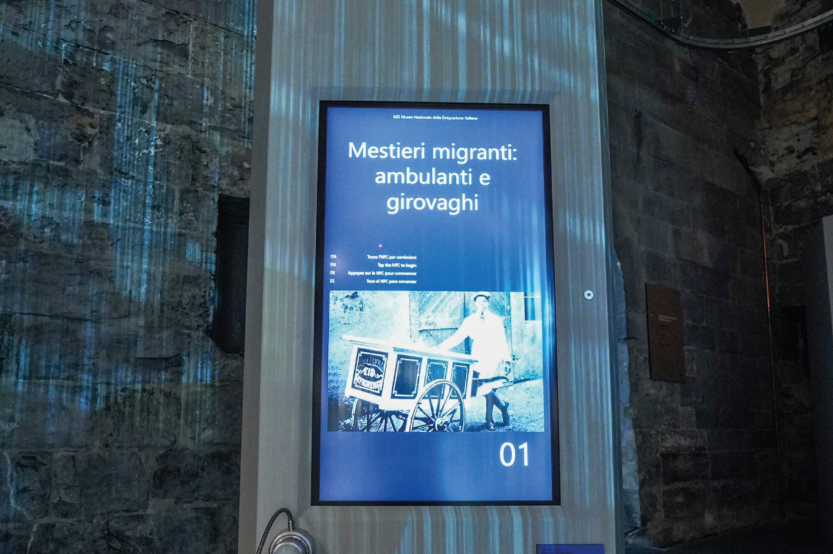 Métiers des migrants: colporteurs et vagabonds. Vue de l’installation interactive du Mei 