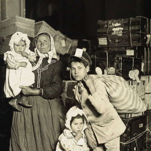 Anna Sciacchitano a Ellis Island (Credits: Lewis H. Hine)